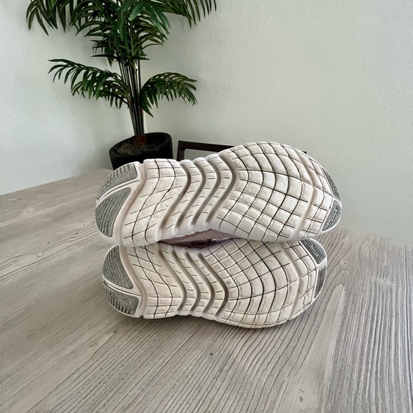 FINAL SALE-Nike- Free Run 5.0 in color violet/champagne/white size 6.5 - Picture 6 of 11